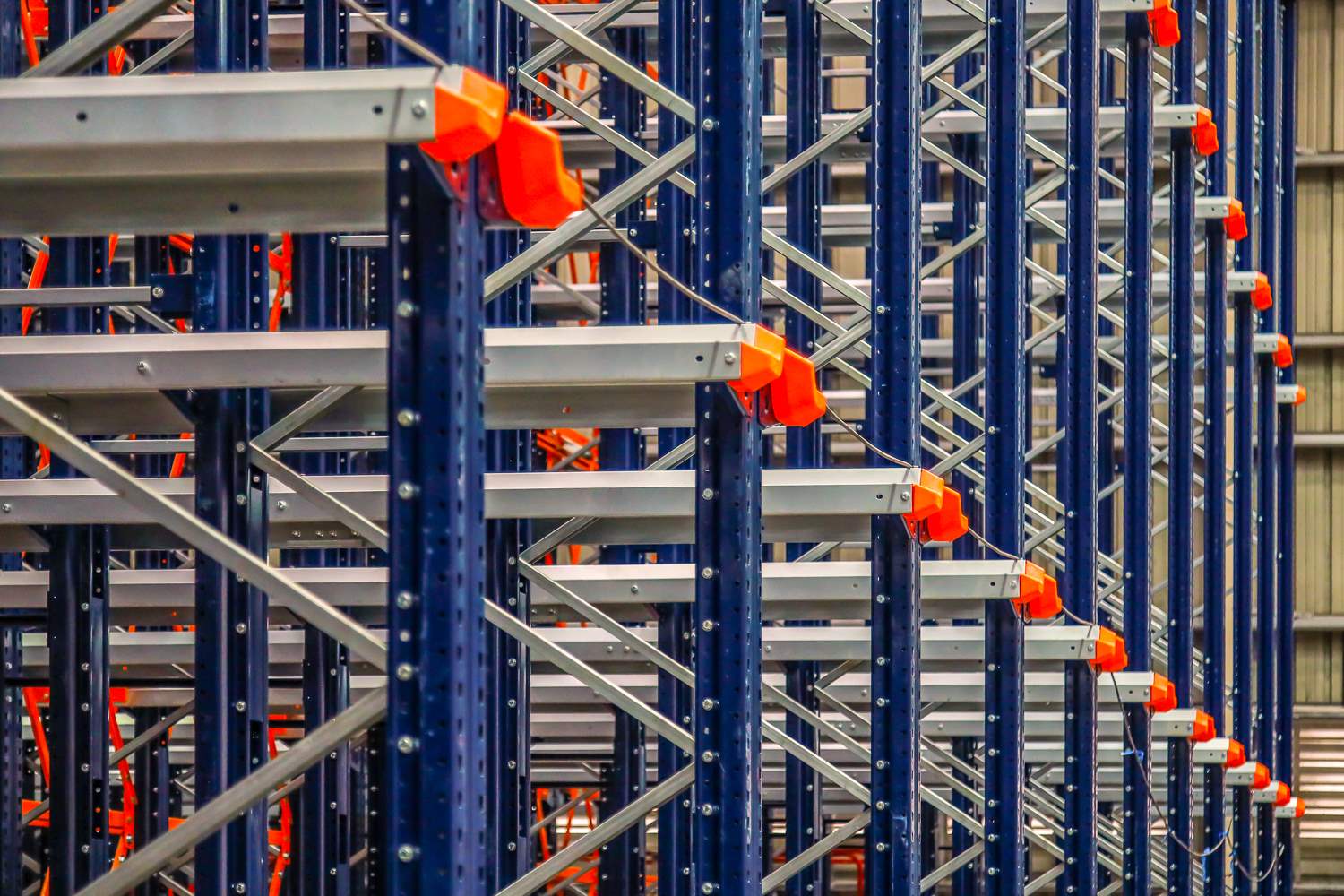 Advantages and applications of cantilever racking system