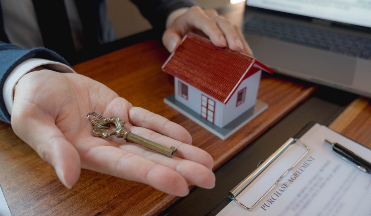 Buying a real estate on your own or using a buyer's agent Which is